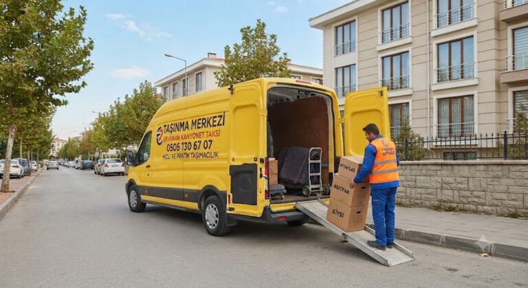 Taşınma Merkezi'ne ait sarı kamyonet taksi, Eryaman bölgesindeki bir apartmanın önünde duruyor ve bir görevli rampa üzerinden kutuları araca yüklüyor.